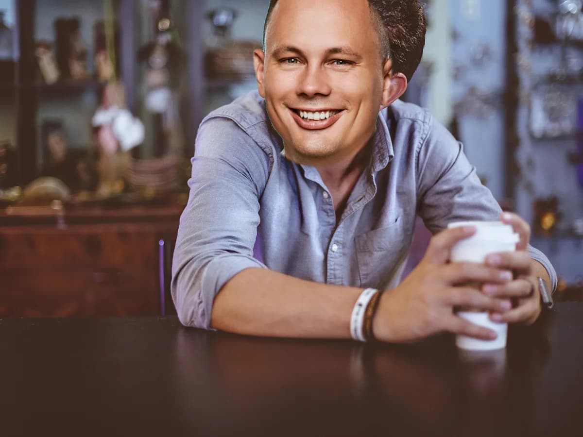 Petr s kávou v kavárně