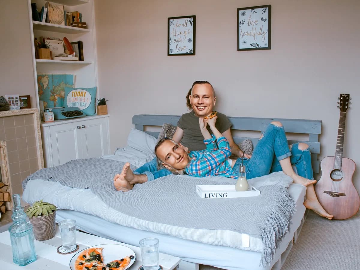 Petr a Honza v posteli s pizzou